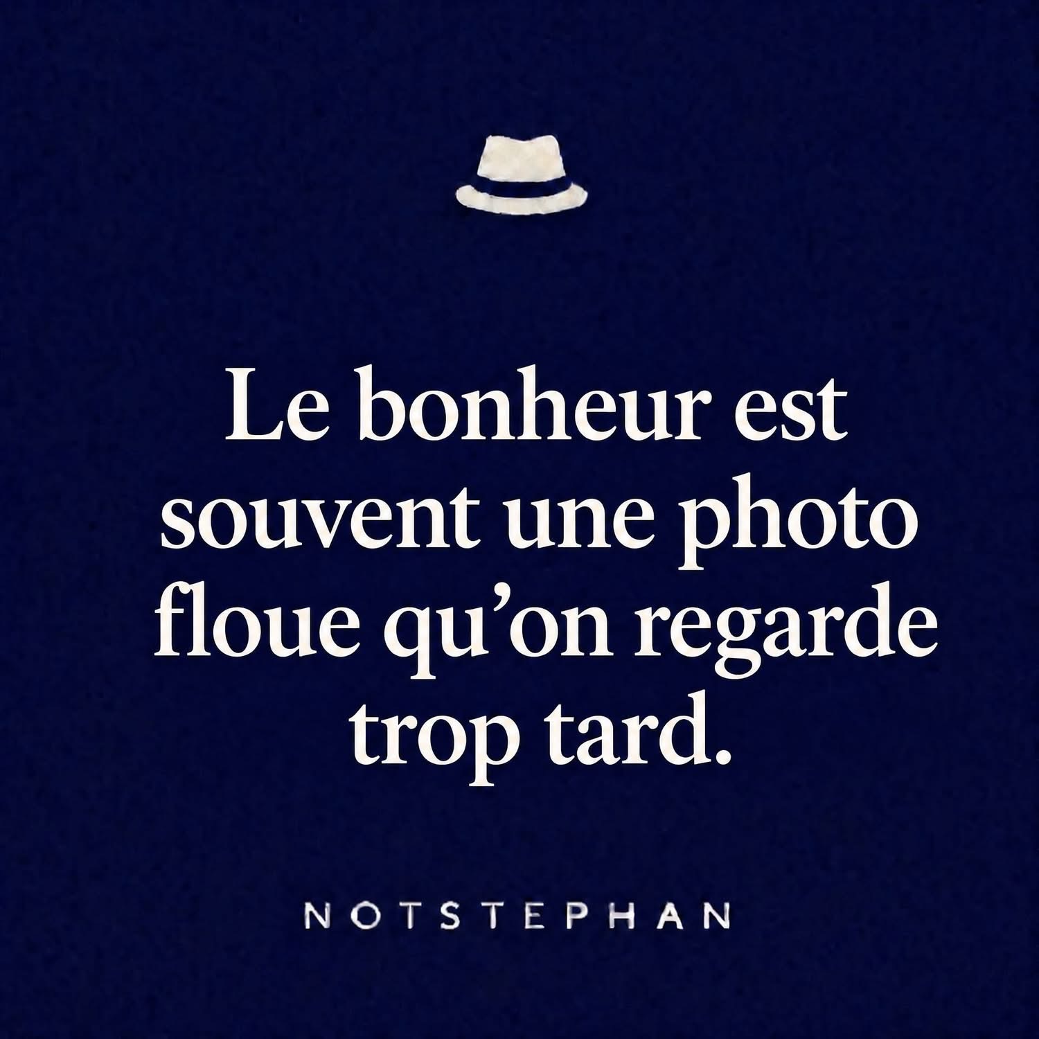 Le bonheur est souvent une photo floue qu’on regarde trop tard.